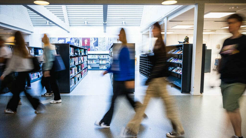 Elever på ved biblioteket