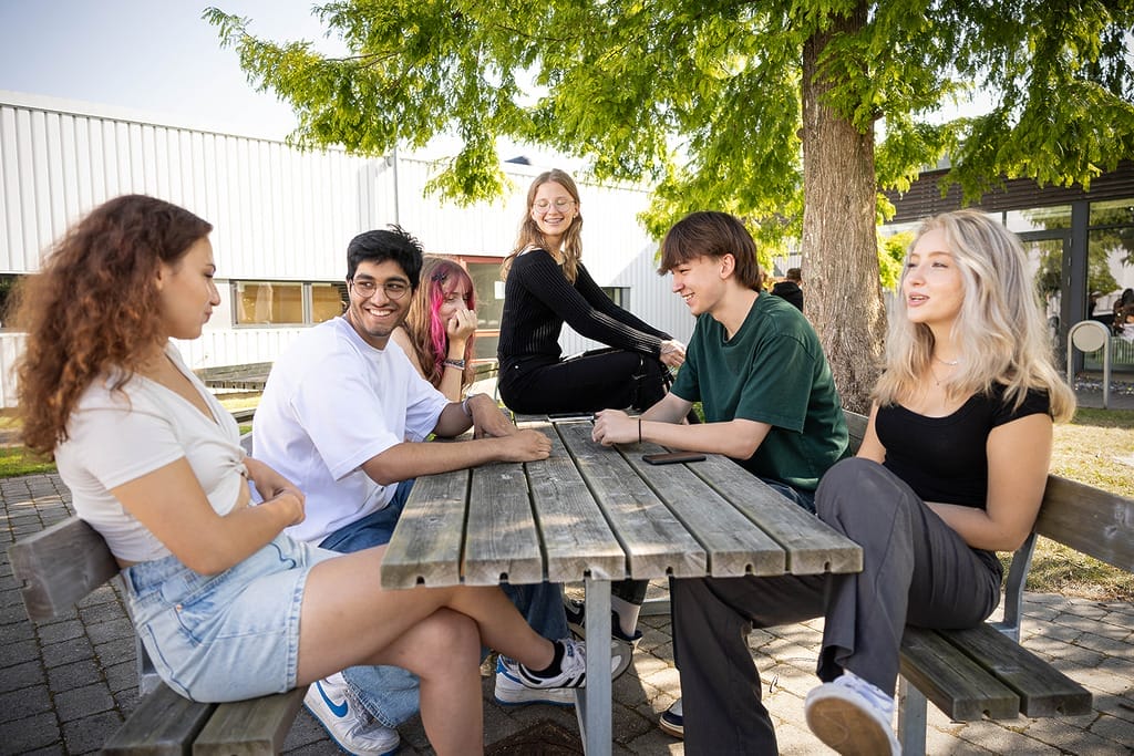 Gruppebillede ved en bænk