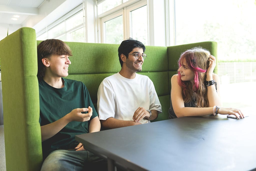 Gruppebillede ved sofa