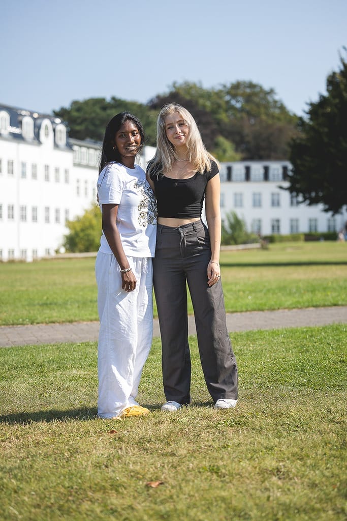 to elever står foran kostskolen