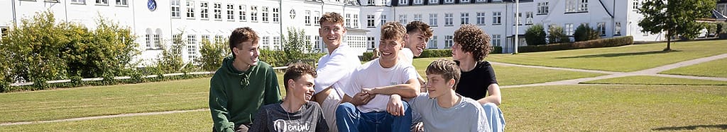 Elever på bænk ved kostskolen