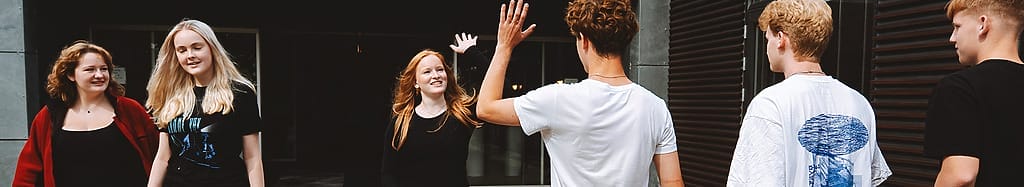 Elever der giver hinanden highfive
