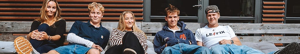 Elever der slappe af i udemøbler