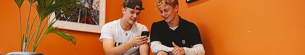 Drenge der snakker over mobilen