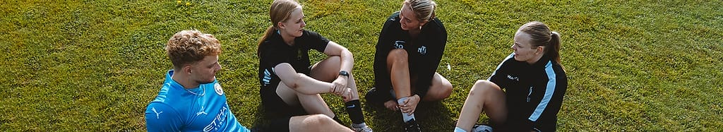 Elever der slapper af efter idræt på græsplæne