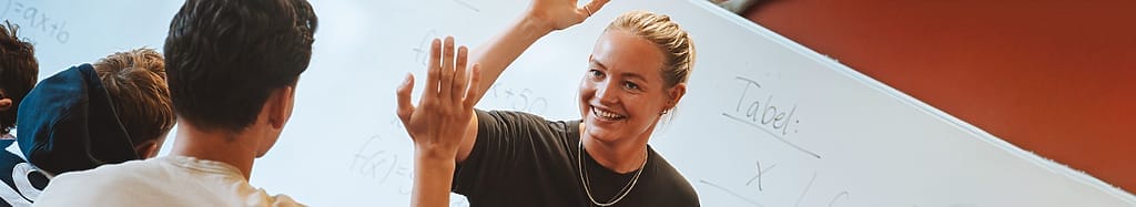Highfive mellem elev og lærer