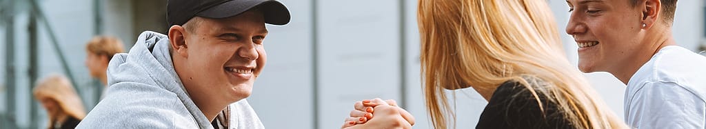 Elever der lægger arm