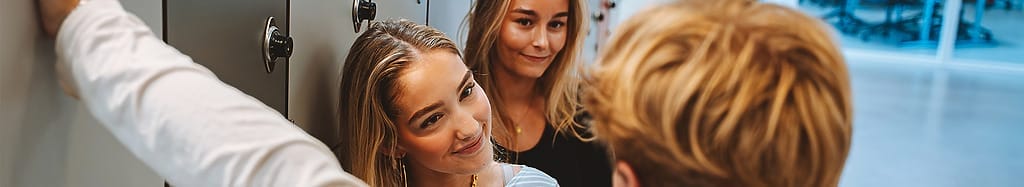 Elever ved lockers