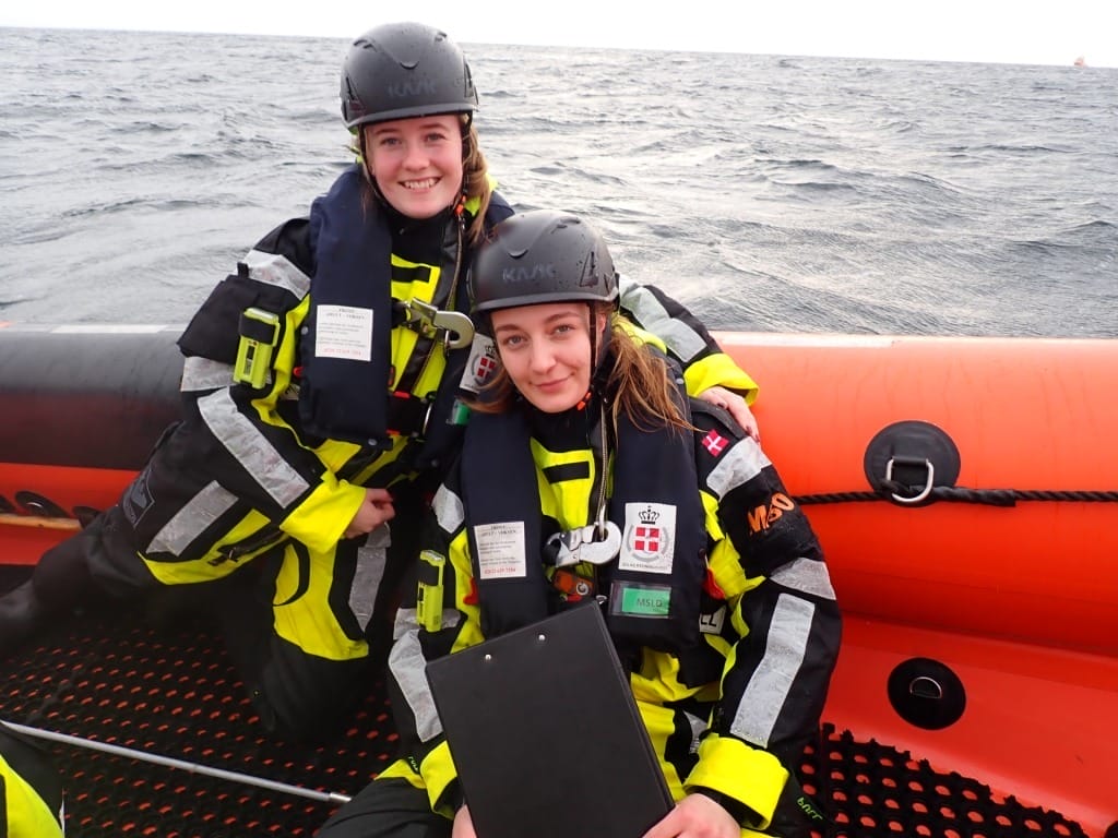 Elever på speedbåd, closeup