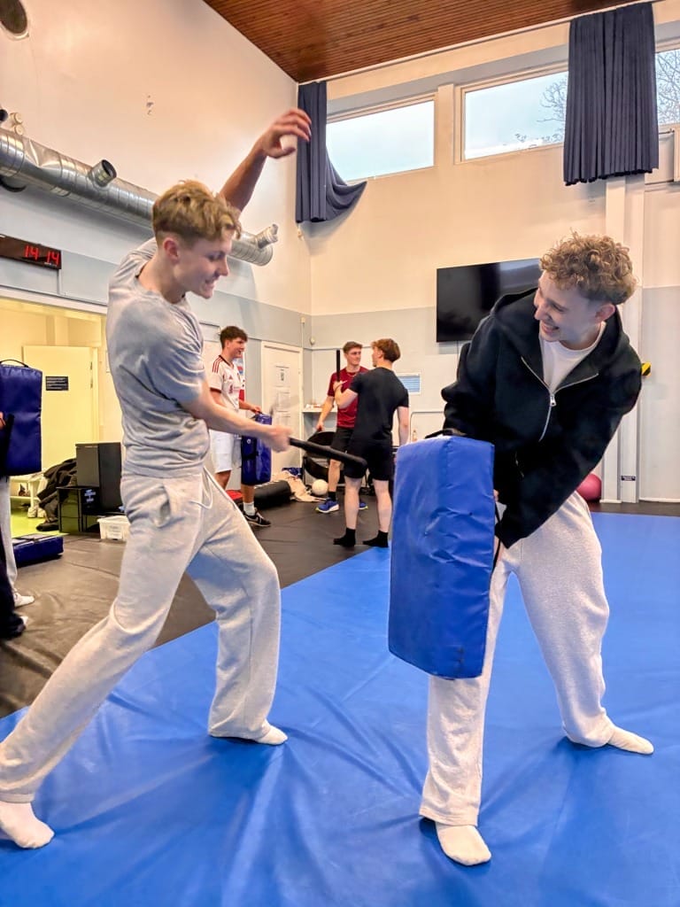 Elever udøver kamptræning